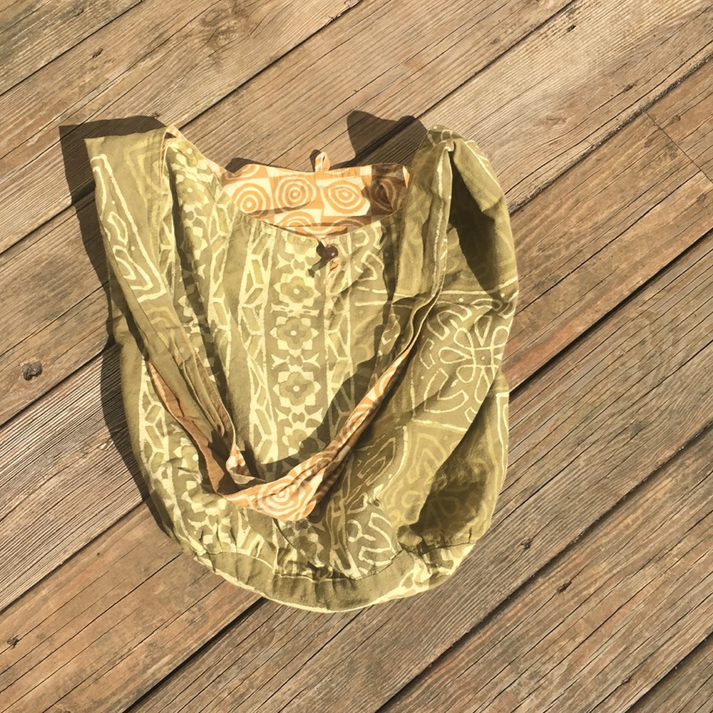 Reversible shoulder bag